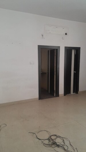 Room in 6 BHK Apartment at Pahartoli – for Rent