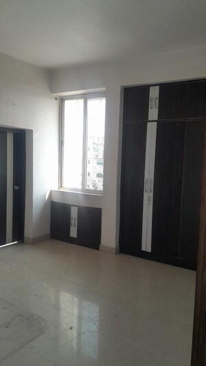 Room in 6 BHK Apartment at Pahartoli – for Rent