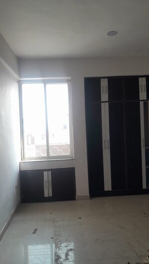 Room in 6 BHK Apartment at Pahartoli – for Rent