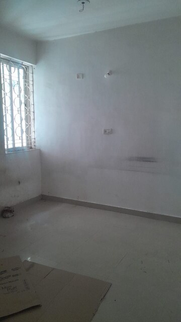 Room in 6 BHK Apartment at Pahartoli – for Rent