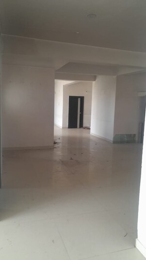 Room in 6 BHK Apartment at Pahartoli – for Rent