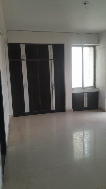 Room in 6 BHK Apartment at Pahartoli – for Rent