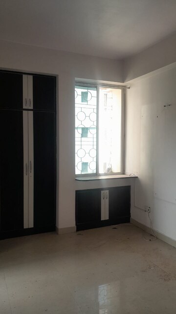 Room in 6 BHK Apartment at Pahartoli – for Rent