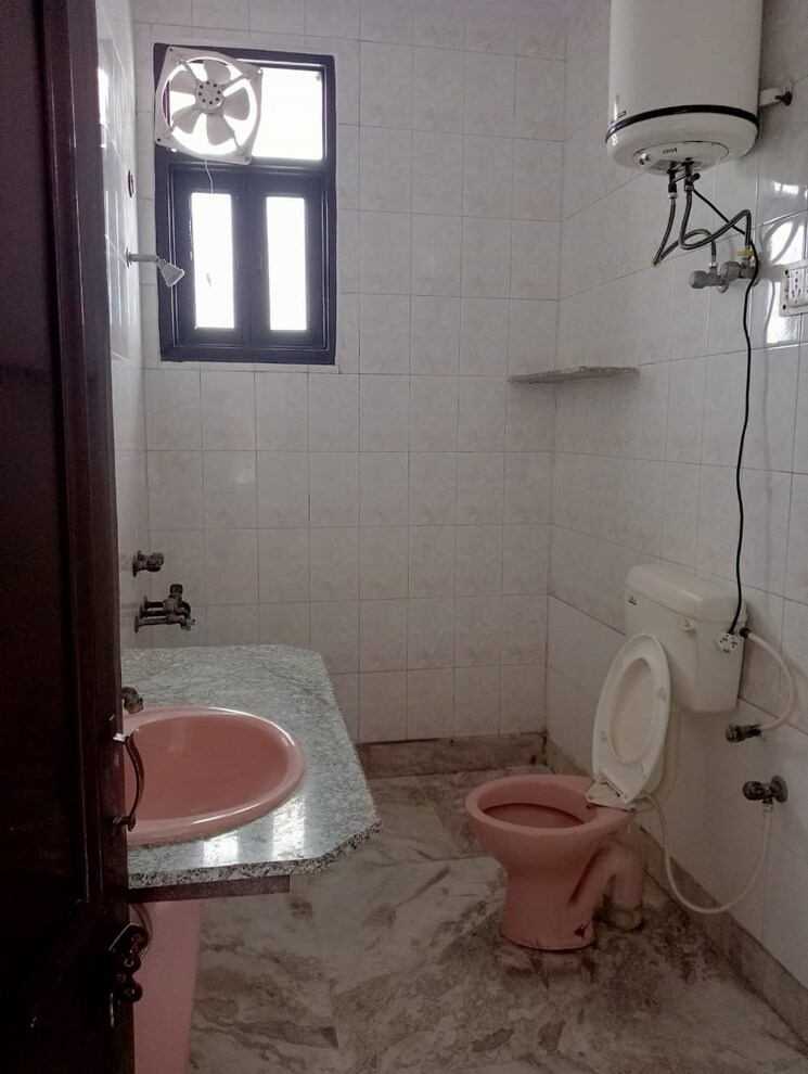 Bathroom, sector 39 1 RK 200 Sq.Mt. Villa In Sector 39 Noida 9281419