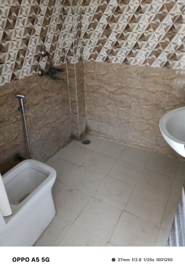 Bathroom, sector 30 1 Bedroom 200 Sq.Mt. Villa In Sector 30 Noida 9281468
