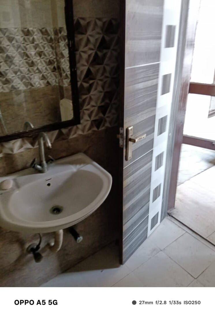 Bathroom, sector 30 1 Bedroom 200 Sq.Mt. Villa In Sector 30 Noida 9281468