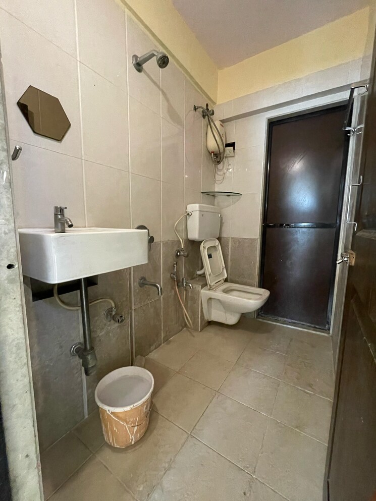 Bathroom, runwal-residency 3.5 Bedroom 1100 Sq.Ft. Apartment In Chembur Mumbai 9277011