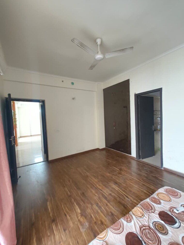 Room, amrapali-silicon-city 2 Bedroom 950 Sq.Ft. Apartment In Sector 76 Noida 9281537