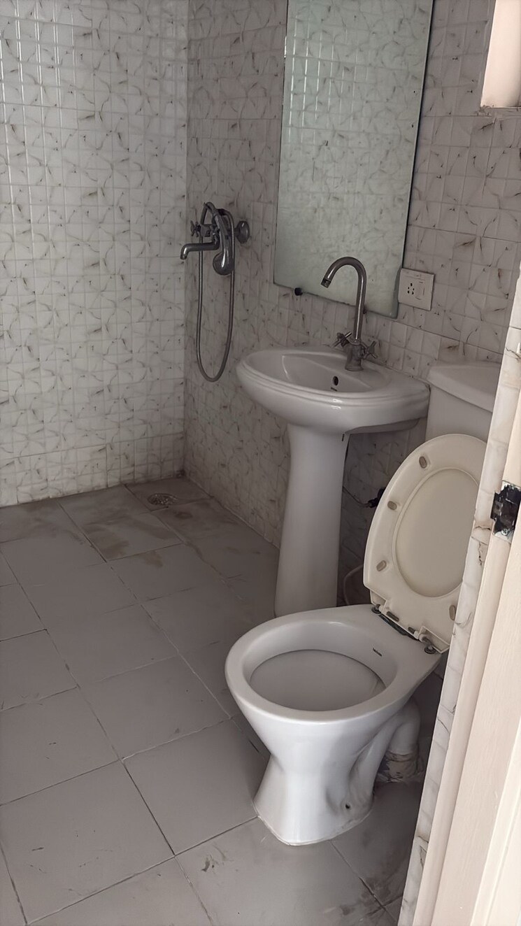 Bathroom, gaur-city-2-12th-avenue 2.5 Bedroom 1225 Sq.Ft. Apartment In Sector 16c Greater Noida Greater Noida 9281641