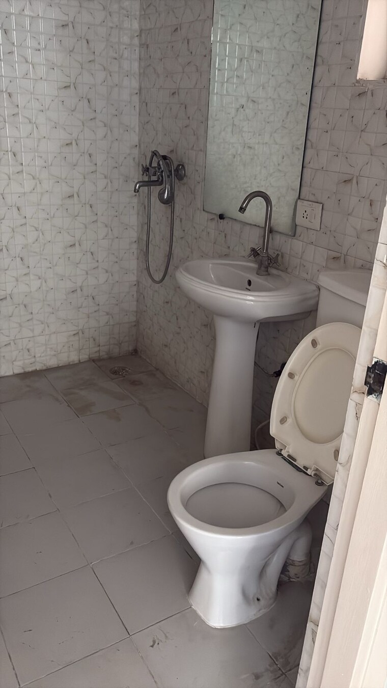 Bathroom, gaur-city-2-12th-avenue 2.5 Bedroom 1225 Sq.Ft. Apartment In Sector 16c Greater Noida Greater Noida 9281641