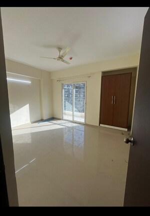 Room in 4 BHK Apartment at Windsor Paradise 2, Raj Nagar Extension – for Sale