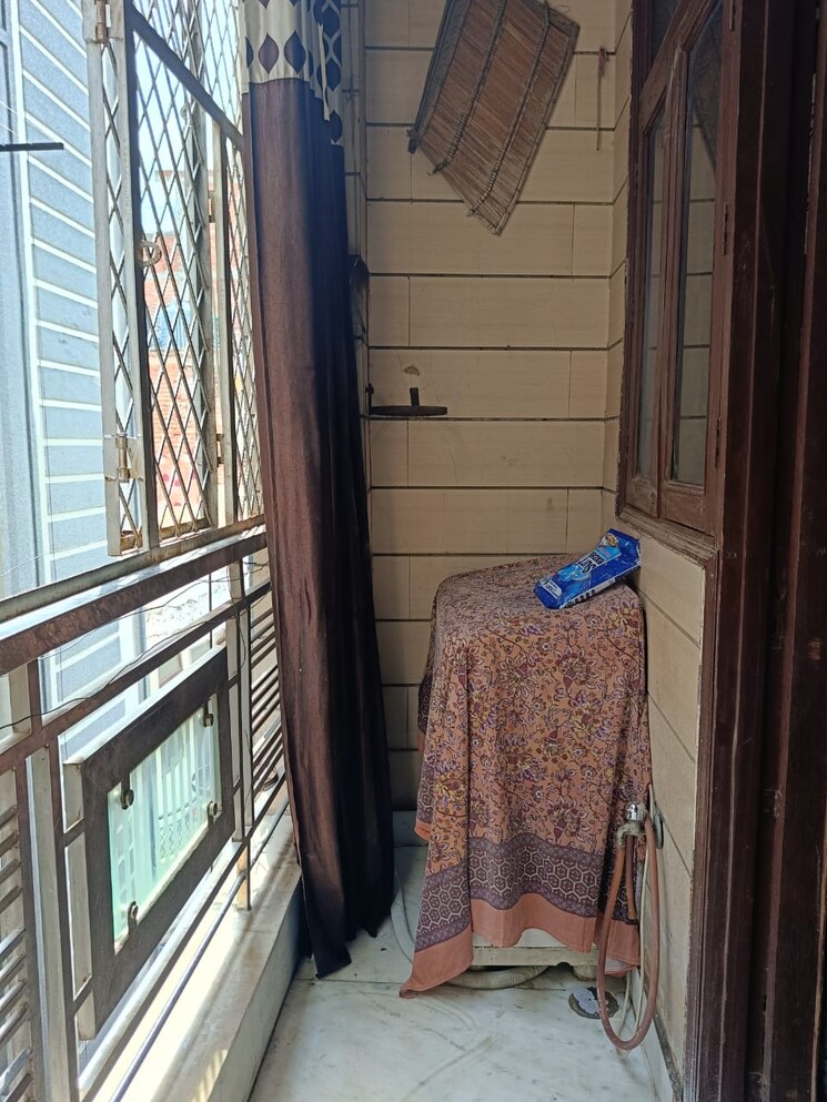 Balcony, govindpuri 2 Bedroom 70 Sq.Yd. Builder Floor In Govindpuri Delhi 9281854