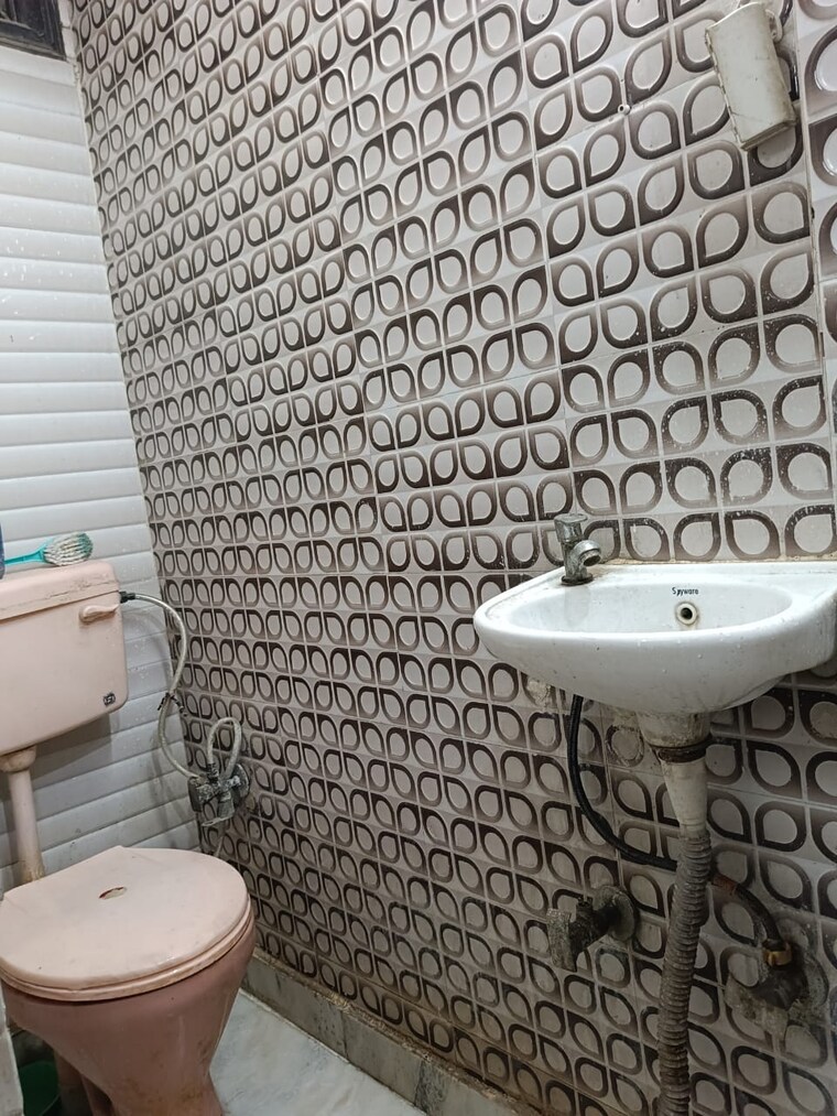 Bathroom, govindpuri 2 Bedroom 70 Sq.Yd. Builder Floor In Govindpuri Delhi 9281854