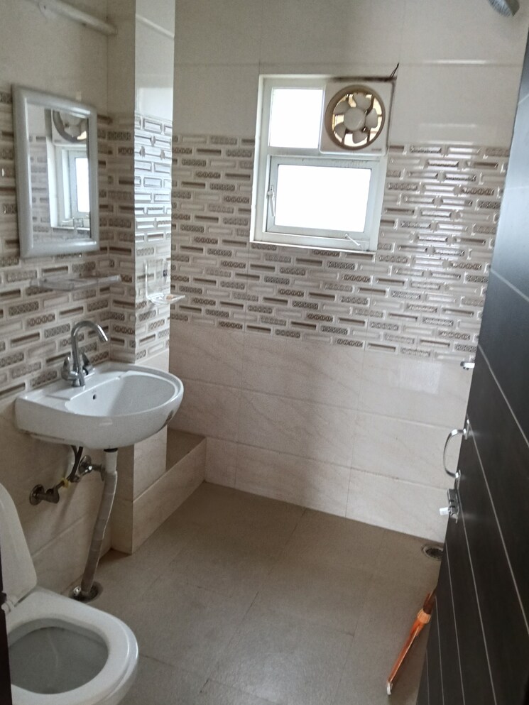 Bathroom, sarita vihar 1 RK 400 Sq.Ft. Apartment In Sarita Vihar Delhi 9282167