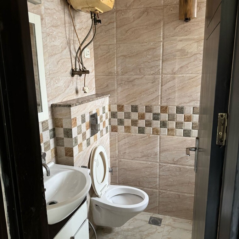 Bathroom, dwarka sector 16 3 Bedroom 1300 Sq.Ft. Builder Floor In Dwarka Sector 16 Delhi 9282217