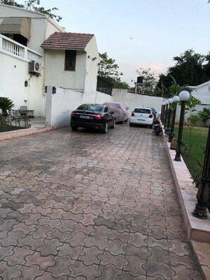 Parking in 4 BHK Villa at Sainik Farm – for Sale
