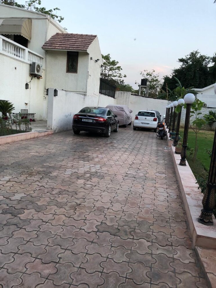  Parking, sainik farm 4 Bedroom 10800 Sq.Ft. Villa In Sainik Farm Delhi 9282270