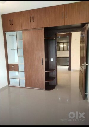 Room in 3 BHK Apartment at Omaxe Waterscapes, Gomti Nagar – for Rent