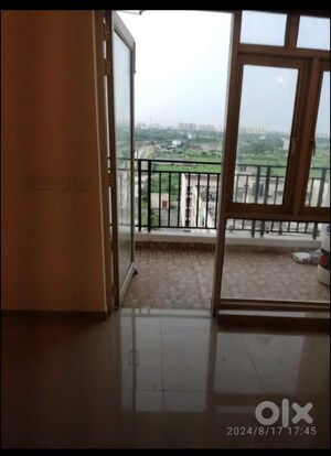 Room in 3 BHK Apartment at Omaxe Waterscapes, Gomti Nagar – for Rent