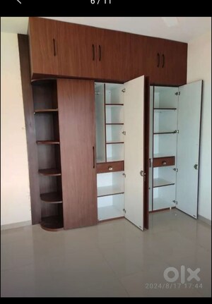 Room in 3 BHK Apartment at Omaxe Waterscapes, Gomti Nagar – for Rent