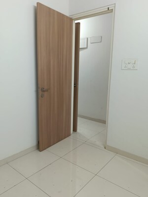 Room in 1 BHK Apartment at Lodha Amara, Kolshet Road – for Rent