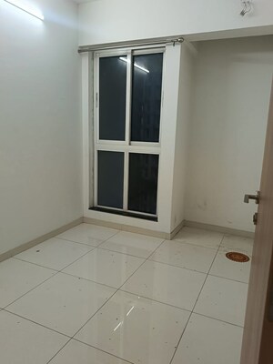 Room in 1 BHK Apartment at Lodha Amara, Kolshet Road – for Rent