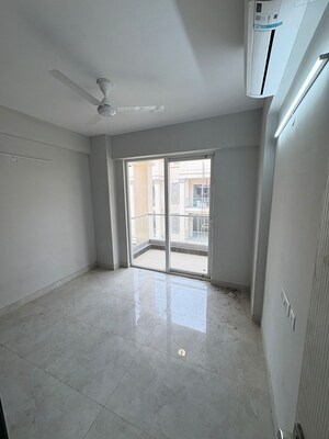 Room in 3 BHK Apartment at Signature Global City, Sector 37d – for Rent