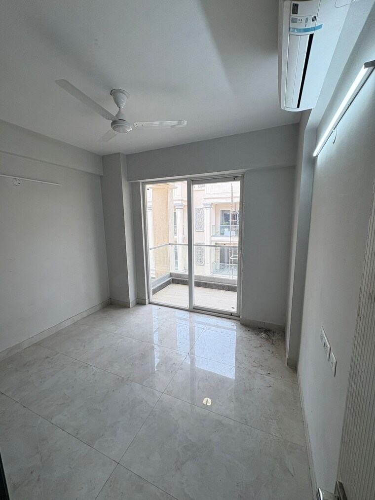 Room, signature-global-city 3 Bedroom 1300 Sq.Ft. Apartment In Sector 37d Gurgaon 9282374