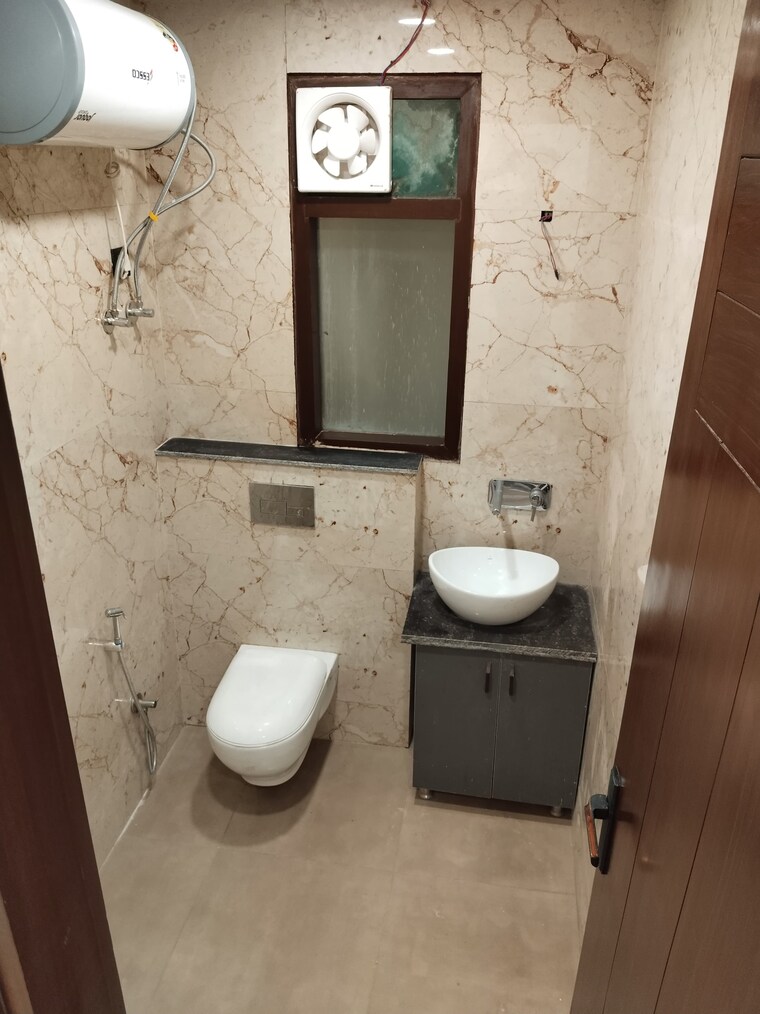 Bathroom, lajpat nagar 4 2 Bedroom 900 Sq.Ft. Builder Floor In Lajpat Nagar 4 Delhi 9282393