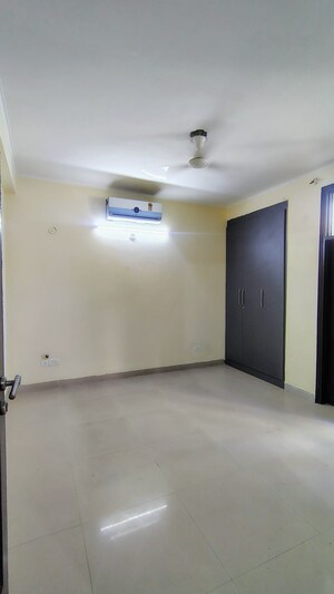 Room in 3 BHK Builder Floor at Hong Kong Bazaar, Sector 57 – for Rent