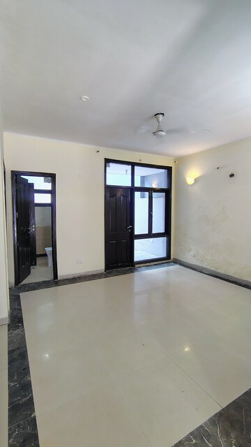 Room in 3 BHK Builder Floor at Hong Kong Bazaar, Sector 57 – for Rent