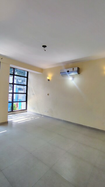 Room in 3 BHK Builder Floor at Hong Kong Bazaar, Sector 57 – for Rent