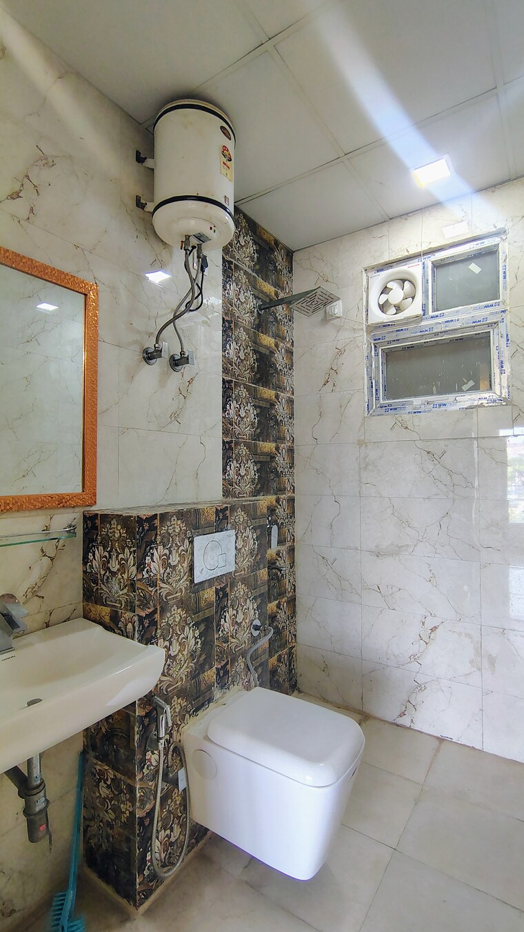 Bathroom, hong-kong-bazaar 3 Bedroom 1824 Sq.Ft. Builder Floor In Sector 57 Gurgaon 9282464
