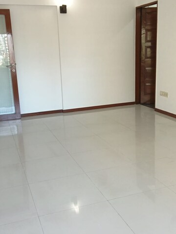 Room in 2 BHK Apartment at Manju Mahal Apartment, Pali Hill – for Rent