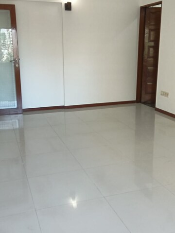 Room in 2 BHK Apartment at Manju Mahal Apartment, Pali Hill – for Rent