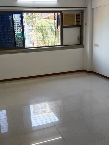Room in 2 BHK Apartment at Manju Mahal Apartment, Pali Hill – for Rent