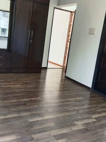 Room in 2 BHK Apartment at Manju Mahal Apartment, Pali Hill – for Rent