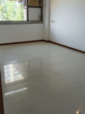 Room in 2 BHK Apartment at Manju Mahal Apartment, Pali Hill – for Rent
