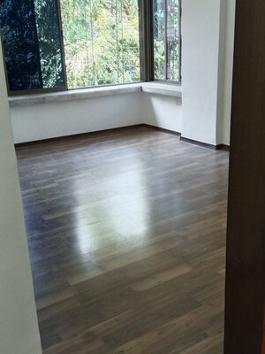 Room in 2 BHK Apartment at Manju Mahal Apartment, Pali Hill – for Rent