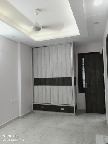 Room in 3 BHK Builder Floor at Paschim Vihar – for Rent