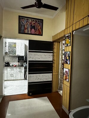 Room in 2 BHK Apartment at Paschim Vihar – for Rent