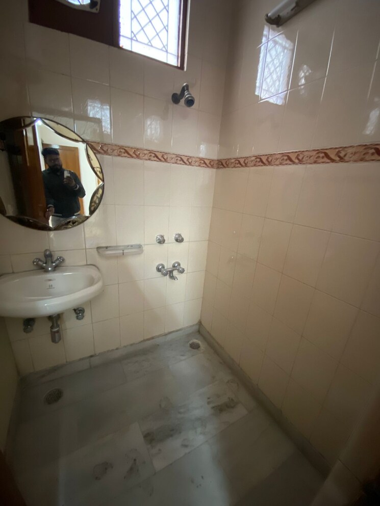 Bathroom, paschim vihar 3 Bedroom 1600 Sq.Ft. Builder Floor In Paschim Vihar Delhi 9282531