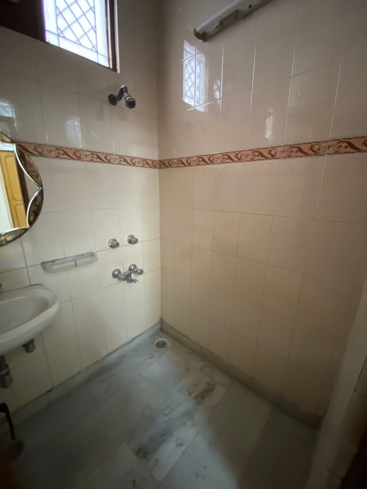 Bathroom, paschim vihar 3 Bedroom 1600 Sq.Ft. Builder Floor In Paschim Vihar Delhi 9282531