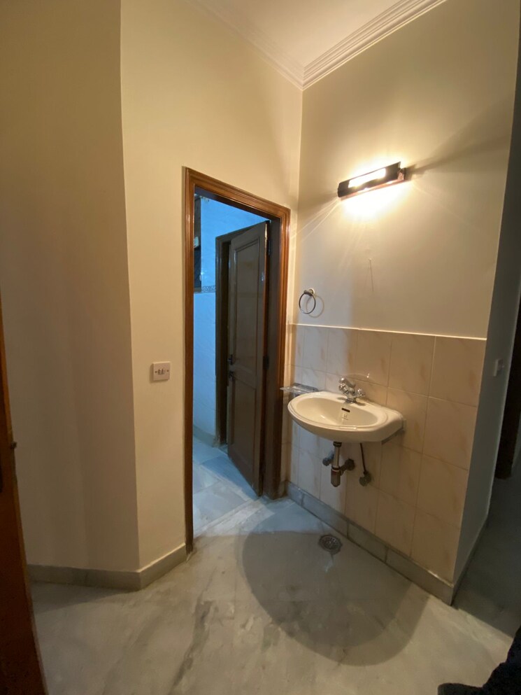 Bathroom, paschim vihar 3 Bedroom 1600 Sq.Ft. Builder Floor In Paschim Vihar Delhi 9282531