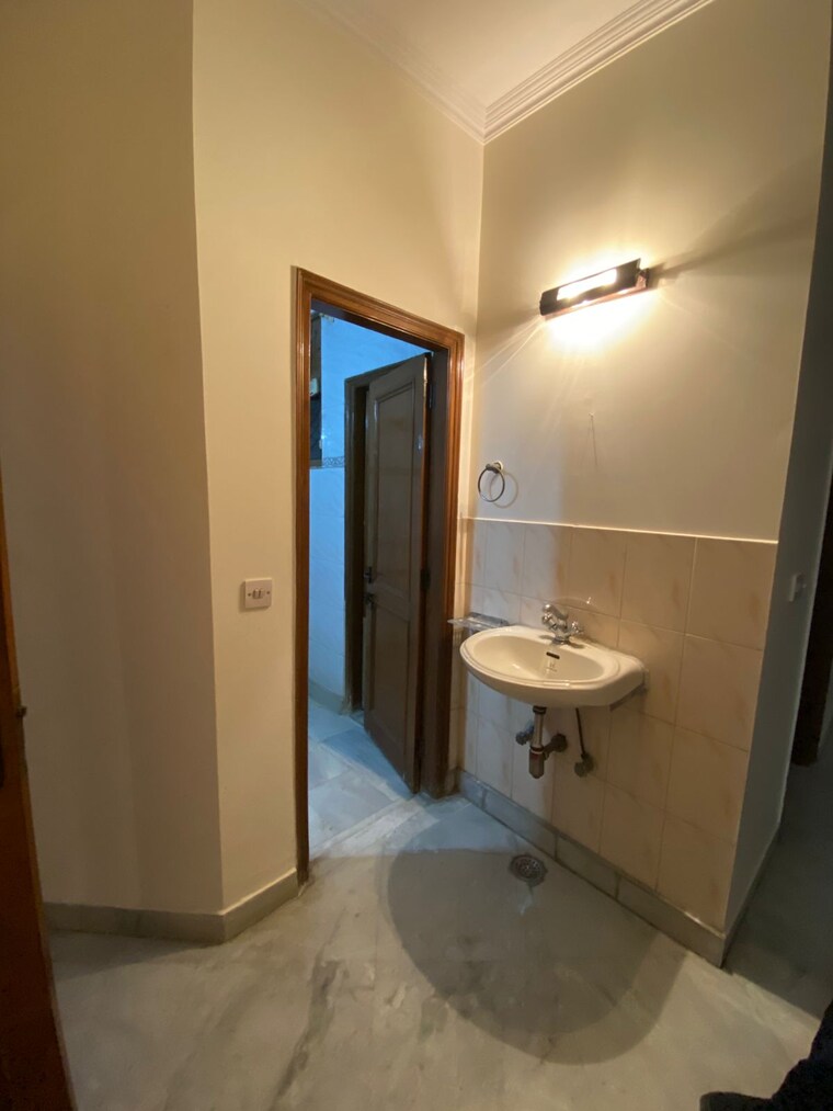Bathroom, paschim vihar 3 Bedroom 1600 Sq.Ft. Builder Floor In Paschim Vihar Delhi 9282531