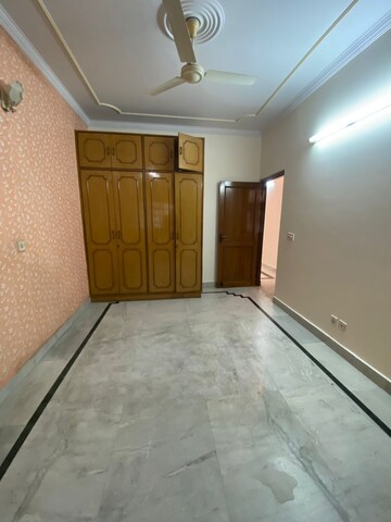 Room in 3 BHK Builder Floor at Paschim Vihar – for Rent