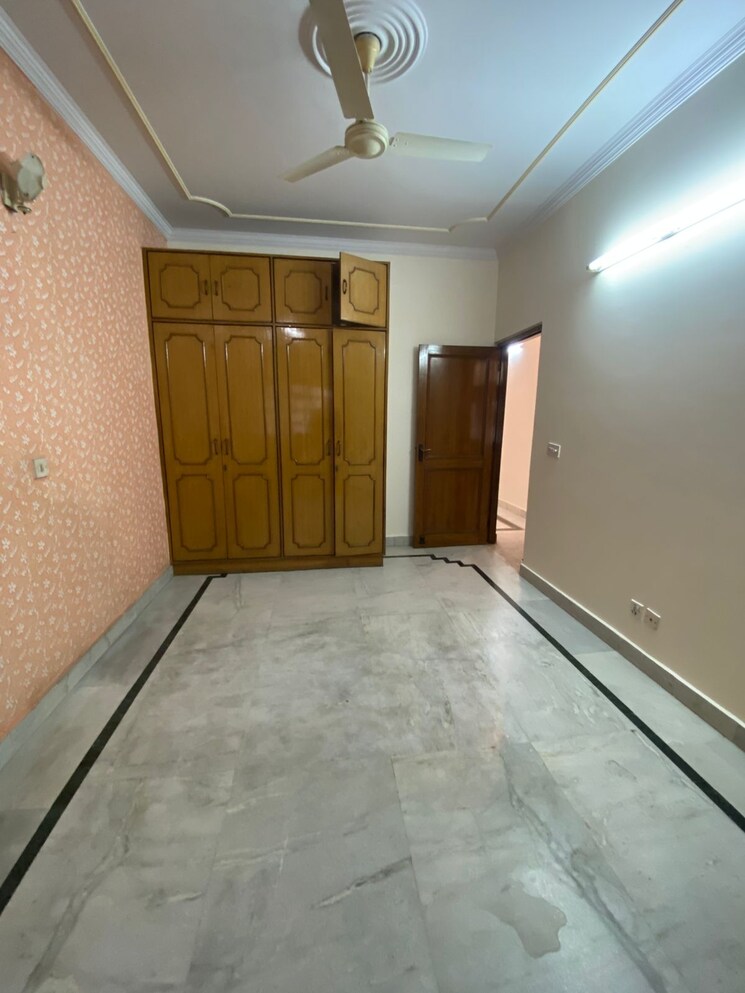 Room, paschim vihar 3 Bedroom 1600 Sq.Ft. Builder Floor In Paschim Vihar Delhi 9282531
