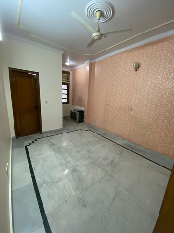 Room in 3 BHK Builder Floor at Paschim Vihar – for Rent
