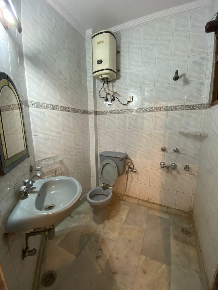 Bathroom, paschim vihar 3 Bedroom 1600 Sq.Ft. Builder Floor In Paschim Vihar Delhi 9282531