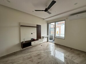 Room in 3 BHK Builder Floor at Paschim Vihar – for Rent